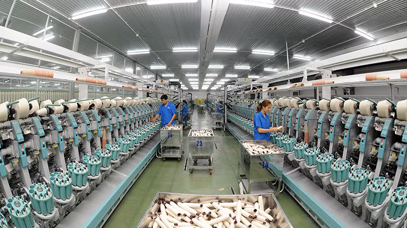 Sản xuất sợi xuất khẩu tại Công ty TNHH Một thành viên Dệt 8-3. (Ảnh ÐỨC ANH) Sản xuất sợi xuất khẩu tại Công ty TNHH Một thành viên Dệt 8-3. (Ảnh ÐỨC ANH)