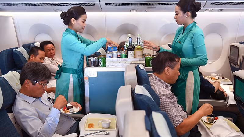 Vietnam Airlines thực hiện thành công chuyến bay đầu tiên sử dụng nhiên liệu hàng không bền vững từ Singapore đến Hà Nội. (Ảnh KỲ DUYÊN) 