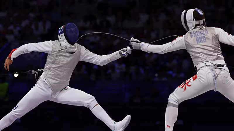 Cheung Ka Long (bên phải) đoạt HCV môn đấu kiếm tại Olympic Paris 2024 và cũng là HCV thứ hai liên tiếp qua hai kỳ Thế vận hội. (Ảnh News.gov.hk) Cheung Ka Long (bên phải) đoạt HCV môn đấu kiếm tại Olympic Paris 2024 và cũng là HCV thứ hai liên tiếp qua hai kỳ Thế vận hội. (Ảnh News.gov.hk)