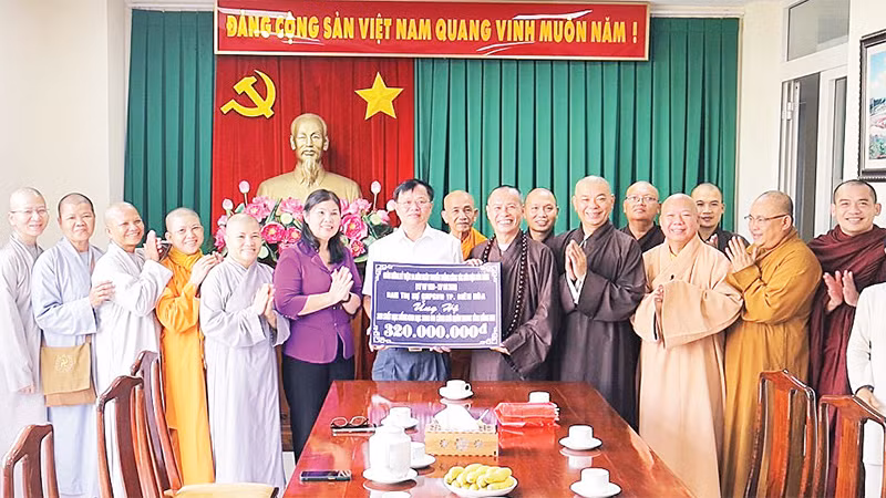 Ban Trị sự Giáo hội Phật giáo thành phố Biên Hòa ủng hộ 320 suất học bổng tặng học sinh có hoàn cảnh khó khăn tỉnh Ðồng Nai. (Ảnh THIỆU MINH) 