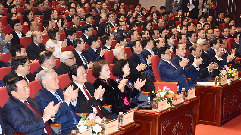 Thủ tướng Phạm Minh Chính và các đồng chí lãnh đạo, nguyên lãnh đạo Ðảng, Nhà nước dự lễ trao giải. (Ảnh TRẦN HẢI) 