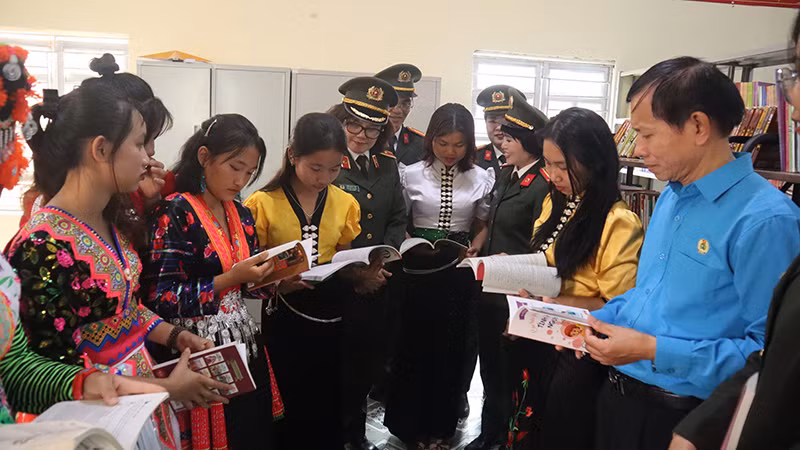 Ðoàn công tác Bộ Công an trao tủ sách với 1.200 đầu sách tặng Trường phổ thông dân tộc bán trú và trung học cơ sở xã Na Sang, huyện Mường Chà, tỉnh Ðiện Biên. 