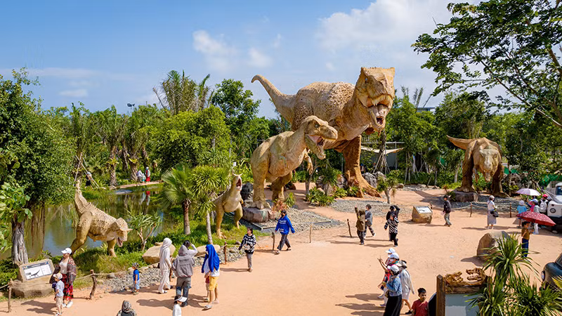 Du khách tham quan Công viên lãnh địa khủng long Dino Park tại NovaWorld Phan Thiết. 
