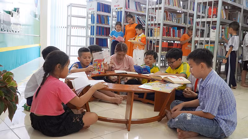  Bạn đọc nhiều lứa tuổi đến đọc sách tại Thư viện tỉnh Đồng Tháp.