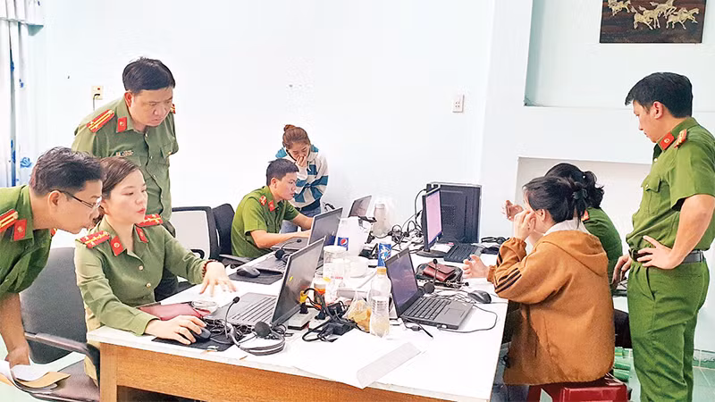 Lực lượng an ninh mạng, Văn phòng Cơ quan Cảnh sát điều tra (Công an tỉnh Phú Yên) đấu tranh với các đối tượng tình nghi sử dụng phương tiện điện tử thực hiện hành vi lừa đảo chiếm đoạt tài sản. (Ảnh XUÂN HUY) 