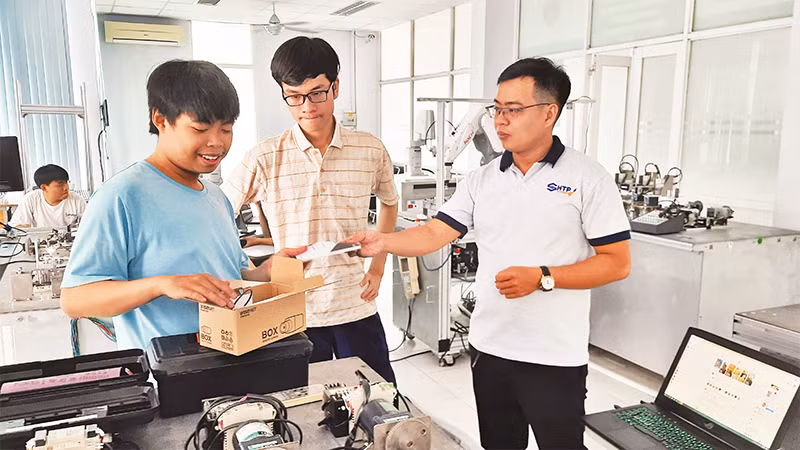 Ðào tạo nguồn nhân lực tự động hóa tại Trung tâm Ðào tạo Khu Công nghệ cao, đơn vị trực thuộc Khu Công nghệ cao Thành phố Hồ Chí Minh. 