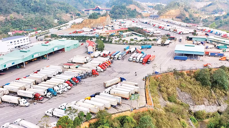 Bến xe tiếp nhận hàng xuất, nhập khẩu của Công ty cổ phần Hữu Nghị Xuân Cương tại Cửa khẩu quốc tế Hữu Nghị, huyện Cao Lộc. 