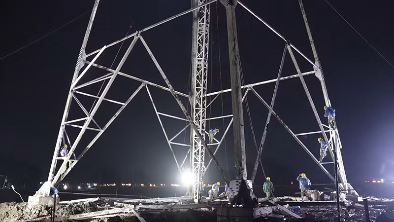 Thi công xuyên đêm tại vị trí 100 Ðường dây 500 kV đoạn Nhà máy Nhiệt điện Nam Ðịnh I-Thanh Hóa. Thi công xuyên đêm tại vị trí 100 Ðường dây 500 kV đoạn Nhà máy Nhiệt điện Nam Ðịnh I-Thanh Hóa.