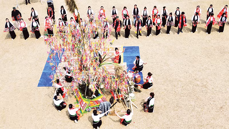 Sau khi thực hiện xong bài cúng, tất cả những người tham gia lễ hội sẽ cùng nhau nối vòng nhảy điệu xòe chiêng và hát múa quanh cây vạn vật. Sau khi thực hiện xong bài cúng, tất cả những người tham gia lễ hội sẽ cùng nhau nối vòng nhảy điệu xòe chiêng và hát múa quanh cây vạn vật.