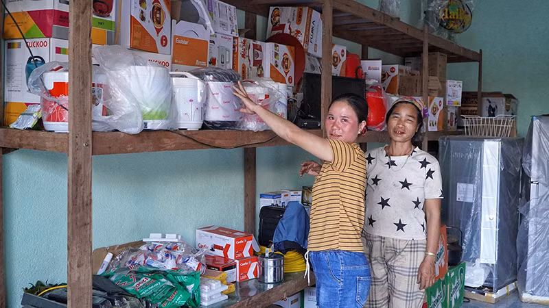 Nhờ có điện lưới quốc gia, nhiều hộ kinh doanh ở vùng sâu đã đưa về nhiều đồ điện gia dụng, phục vụ nhu cầu người dân.