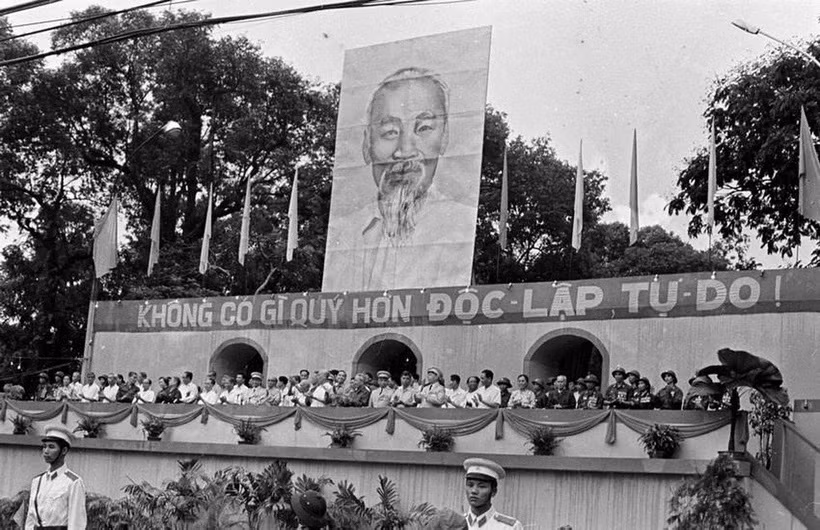 Sáng 15/5/1975, hàng triệu nhân dân Sài Gòn-Gia Định đổ về quảng trường trước trụ sở Ủy ban quân quản thành phố để dự Lễ mừng chiến thắng. (Ảnh: TTXVN)