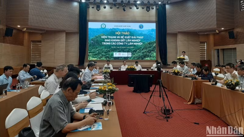 Hội thảo "Hiện trạng và đề xuất giải pháp giao khoán đất lâm nghiệp trong các công ty lâm nghiệp", ngày 25/4, tại Hà Nội.