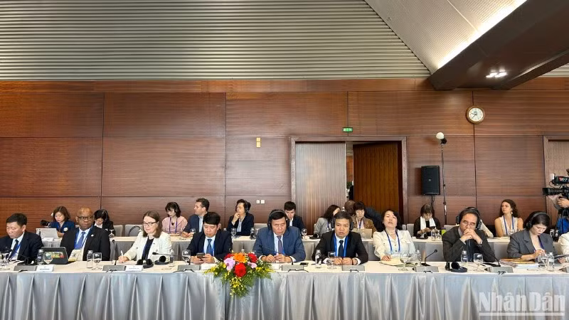 Các đại biểu thảo luận tại Phiên thảo luận cấp cao Hội nghị Thượng đỉnh Diễn đàn Đối tác vì tăng trưởng xanh và mục tiêu toàn cầu 2030 (P4G).