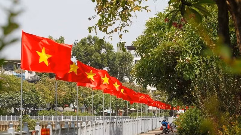 Cờ hoa rực rỡ chào mừng 50 năm Ngày Giải phóng miền Nam, thống nhất đất nước treo dọc tuyến đường Hoàng Sa, kênh Nhiêu Lộc Thị Nghè (đoạn qua Quận 1). (Ảnh: TTXVN)