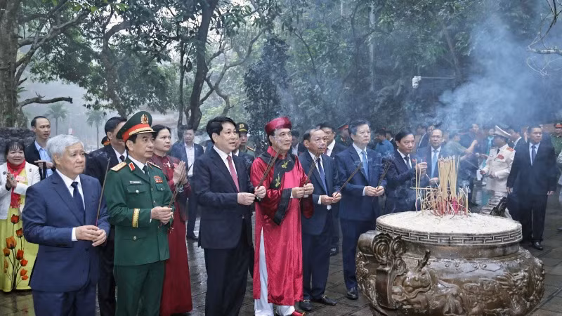 Chủ tịch nước Lương Cường cùng các đại biểu tại Lễ dâng hương Giỗ Tổ Hùng Vương (Ảnh: NGỌC LONG)
