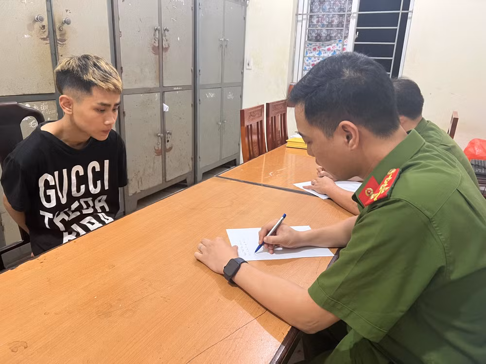 Lực lượng công an lấy lời khai của đối tượng. (Ảnh: Công an cung cấp) Lực lượng công an lấy lời khai của đối tượng. (Ảnh: Công an cung cấp)