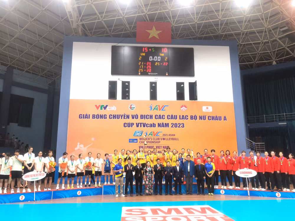 Các đội đoạt giải Nhất, Nhì, Ba lên nhận giải.