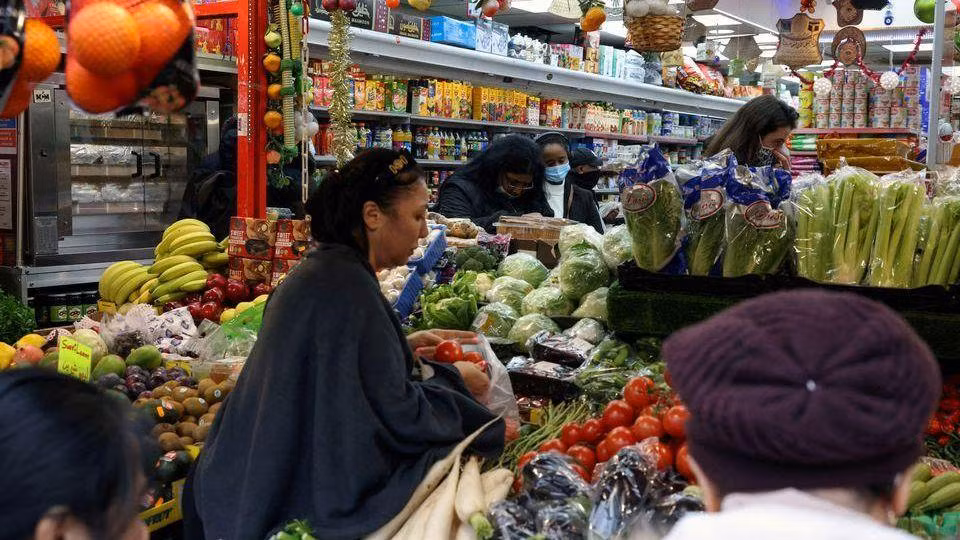 Người dân mua sắm bên trong một siêu thị tại London. (Ảnh: Reuters)