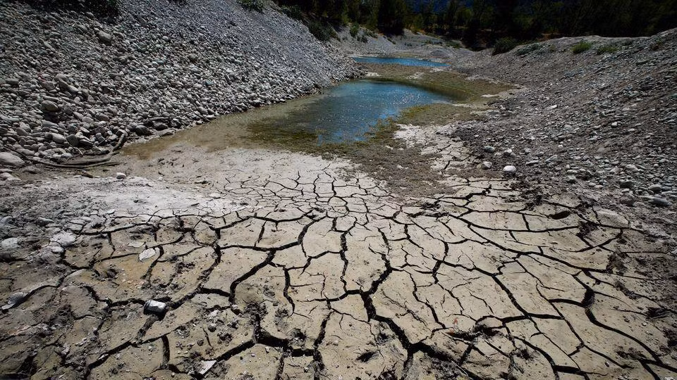 Bên bờ hồ Le Broc, Pháp, ngày 5/8/2022. (Ảnh: Reuters)
