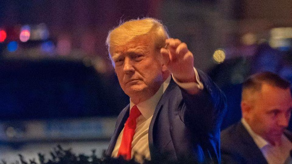 Ông Trump tới Tháp Trump sau ngày FBI khám xét khu nghỉ dưỡng Mar-a-Lago của ông tại Florida. (Ảnh: Reuters)