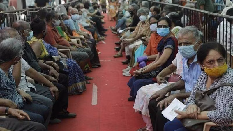 Người dân chờ tiêm vaccine tại TP Mumbai, Ấn Độ, năm 2021. (Ảnh: AP)