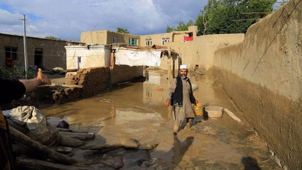 Người đàn ông tại huyện Khushi, tỉnh Logar, Afghanistan, mất nhà ở sau trận lũ quét đầu tuần này. (Ảnh: Reuters)