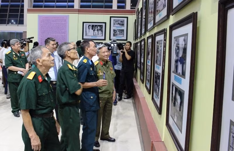 Các cựu chiến binh tham quan triển lãm.