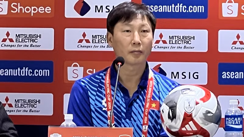 Huấn luyện viên Kim Sang-sik khẳng định quyết tâm cao nhất của đội tuyển Việt Nam. Huấn luyện viên Kim Sang-sik khẳng định quyết tâm cao nhất của đội tuyển Việt Nam.
