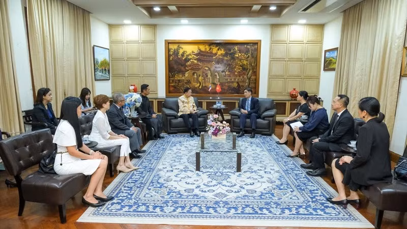 Đại sứ Việt Nam tại Thái Lan Phạm Việt Hùng tiếp Hội Hữu nghị Thái-Việt tới thăm hỏi. (Ảnh: Đại sứ quán Việt Nam tại Thái Lan)