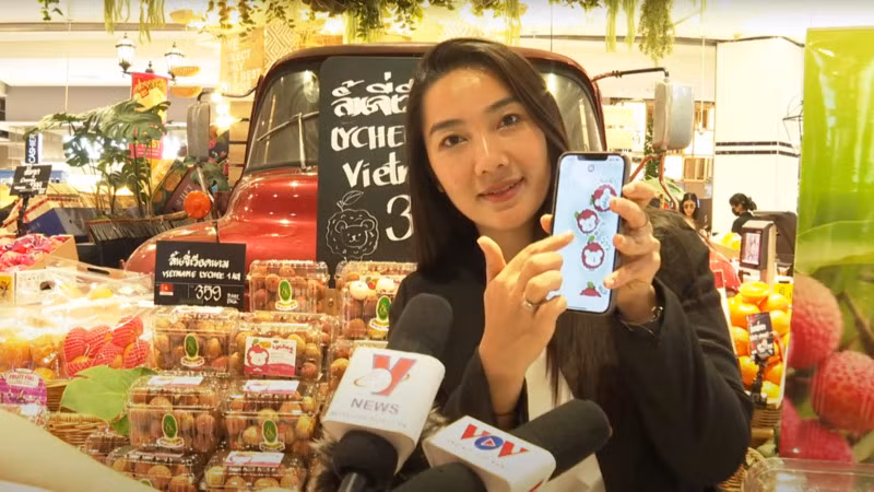 Bà Acharaporn Chanahuad giới thiệu về bộ sticker ngộ nghĩnh hình trái vải thiều. (Ảnh: ĐINH TRƯỜNG) Bà Acharaporn Chanahuad giới thiệu về bộ sticker ngộ nghĩnh hình trái vải thiều. (Ảnh: ĐINH TRƯỜNG)