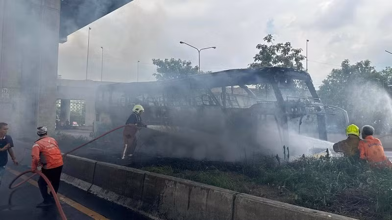 Chiếc xe buýt gặp nạn cháy rụi hoàn toàn. (Ảnh: Fire & Rescue Thailand) Chiếc xe buýt gặp nạn cháy rụi hoàn toàn. (Ảnh: Fire & Rescue Thailand)