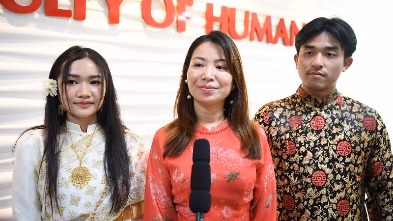 Phó Giáo sư Nguyễn Thị Chiêm, Khoa Nhân văn, trường Đại học Srinakharinwirot (giữa) và hai thí sinh tham gia cuộc thi. Phó Giáo sư Nguyễn Thị Chiêm, Khoa Nhân văn, trường Đại học Srinakharinwirot (giữa) và hai thí sinh tham gia cuộc thi.