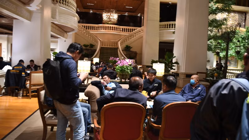 Các lực lượng chức năng Thái Lan làm việc xuyên đêm 16/7 bên trong khách sạn Grand Hyatt Erawan. (Ảnh: XUÂN SƠN)