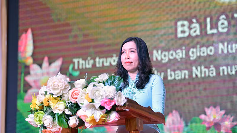 Thứ trưởng Ngoại giao Lê Thị Thu Hằng, Chủ nhiệm Ủy ban Nhà nước về người Việt Nam ở nước ngoài phát biểu ý kiến tại buổi lễ.