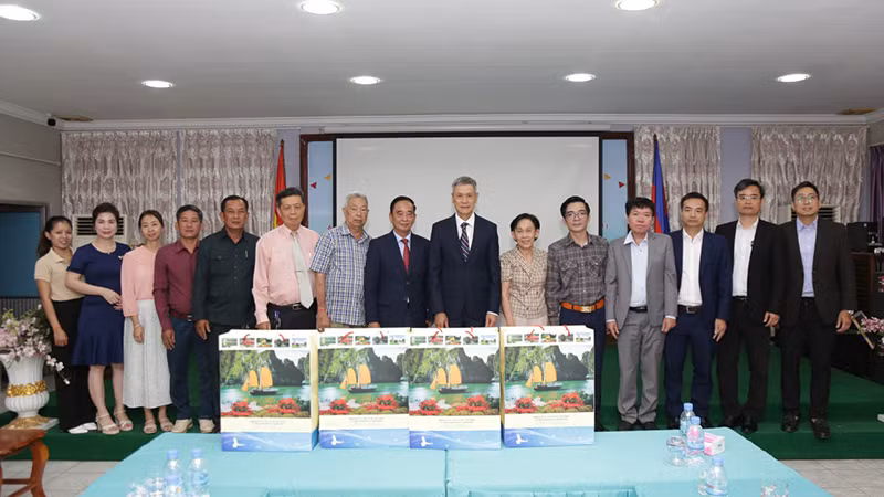 Đại sứ Việt Nam tại Campuchia Nguyễn Minh Vũ đến chúc Tết Hội Khmer-Việt Nam tại Campuchia.