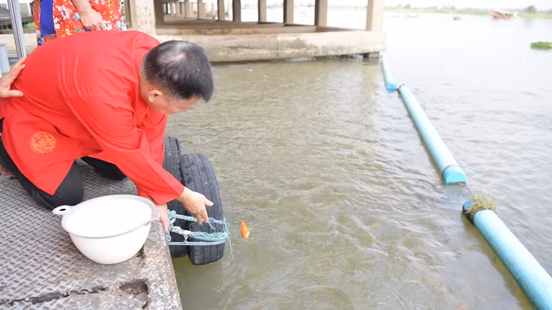Bác Hòa cùng kiều bào thả cá bên dòng sông Chao Phraya, tỉnh Pathum Thani.