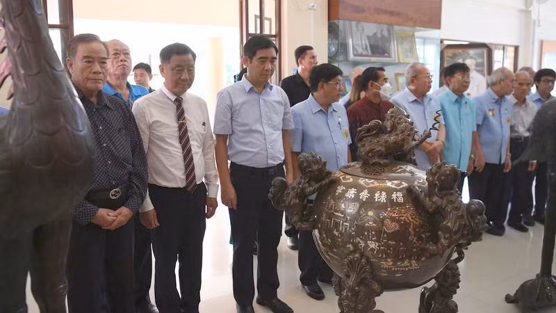 Đoàn công tác Đại sứ quán Việt Nam tại Thái Lan và đông đảo kiều bào dâng hương tưởng niệm Chủ tịch Hồ Chí Minh. (Ảnh: ĐINH TRƯỜNG)