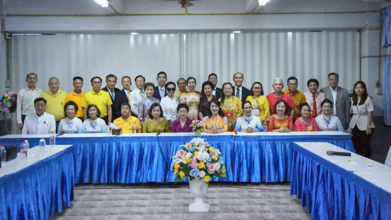 Thứ trưởng Ngoại giao Lê Thị Thu Hằng chụp ảnh lưu niệm cùng các kiều bào tại Thái Lan. (Ảnh: ĐINH TRƯỜNG)