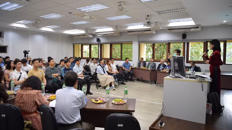 Tại sự kiện, các du học sinh có cơ hội lắng nghe những kinh nghiệm, lời khuyên bổ ích, chân thành từ các khách mời, diễn giả của chương trình. Tại sự kiện, các du học sinh có cơ hội lắng nghe những kinh nghiệm, lời khuyên bổ ích, chân thành từ các khách mời, diễn giả của chương trình.