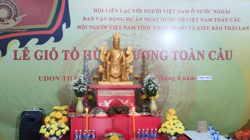 Bàn thờ cúng Quốc Tổ Hùng Vương của kiều bào tại Udon Thani, Thái Lan. (Ảnh: CTV) Bàn thờ cúng Quốc Tổ Hùng Vương của kiều bào tại Udon Thani, Thái Lan. (Ảnh: CTV)