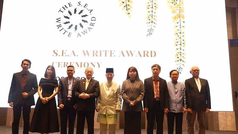 Các nhà văn được trao Giải thưởng Văn học ASEAN 2022. Các nhà văn được trao Giải thưởng Văn học ASEAN 2022.