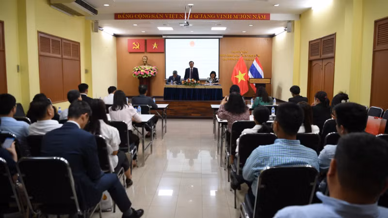 Bộ trưởng Ngoại giao Bùi Thanh Sơn thăm Đại sứ quán Việt Nam tại Thái Lan.