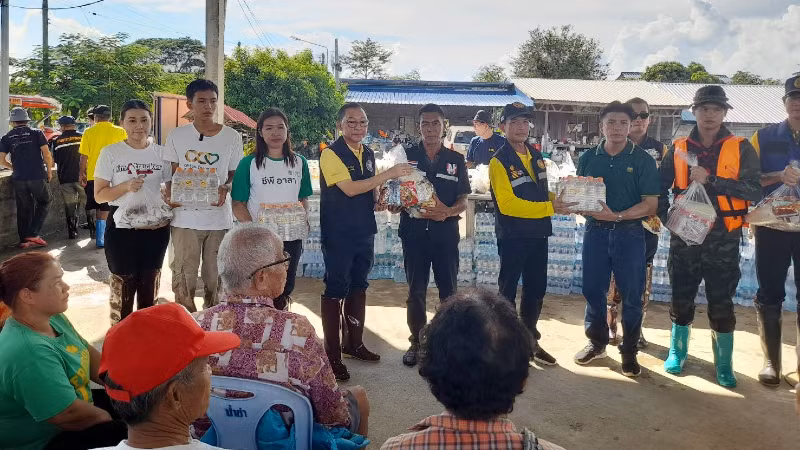 Chính quyền tỉnh Chiang Rai trao nhu yếu phẩm hỗ trợ người dân địa phương. (Ảnh: PRD Chiang Rai)