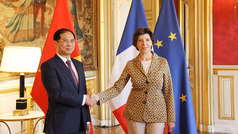 Bộ trưởng Ngoại giao Bùi Thanh Sơn và Bộ trưởng châu Âu và Ngoại giao Pháp Catherine Colonna. (Ảnh: KHẢI HOÀN)