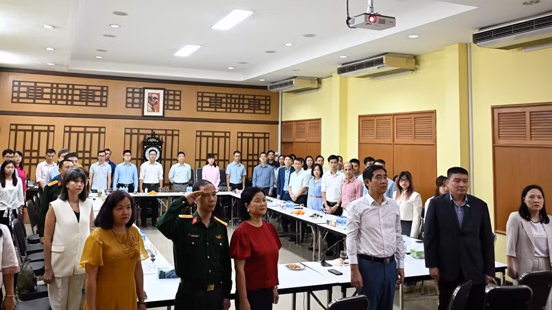 Các đại biểu nghiêm trang chào cờ tại buổi lễ.