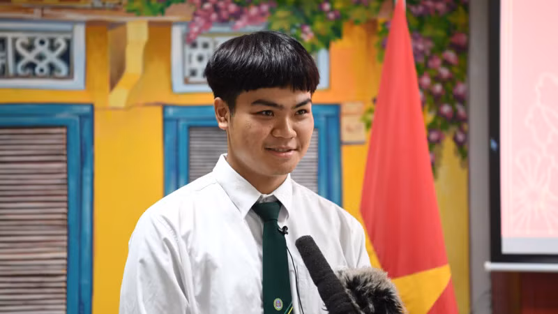 Sinh viên Phiraphat Thongkaem hào hứng chia sẻ về khoá học tiếng Việt và văn hoá Việt Nam. (Ảnh: XUÂN SƠN)