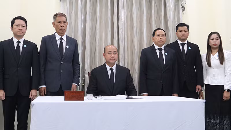 Ông Hun Many, Phó Thủ tướng Chính phủ, Tổng Thư ký Mặt trận Đoàn kết và Phát triển Tổ quốc Campuchia bày tỏ “niềm tiếc thương vô hạn trước sự ra đi của nguyên Chủ tịch nước Trần Đức Lương, người lãnh đạo tài năng và đáng kính của đất nước và nhân dân Việt Nam, người bạn tốt của Campuchia”.