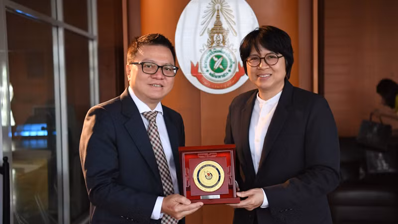 Đồng chí Lê Quốc Minh trao quà lưu niệm tặng bà Norrinee Ruangnoo, Phó Chủ tịch thứ nhất của CTJ. Đồng chí Lê Quốc Minh trao quà lưu niệm tặng bà Norrinee Ruangnoo, Phó Chủ tịch thứ nhất của CTJ.