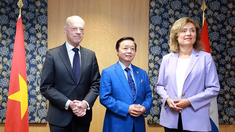 Phó Thủ tướng Trần Hồng Hà và Chủ tịch Thượng viện Hà Lan Jan Anthonie Bruijn (bên trái), Chủ tịch Hạ viện Hà Lan Vera Bergkamp. (Ảnh: Bộ Ngoại giao) Phó Thủ tướng Trần Hồng Hà và Chủ tịch Thượng viện Hà Lan Jan Anthonie Bruijn (bên trái), Chủ tịch Hạ viện Hà Lan Vera Bergkamp. (Ảnh: Bộ Ngoại giao)