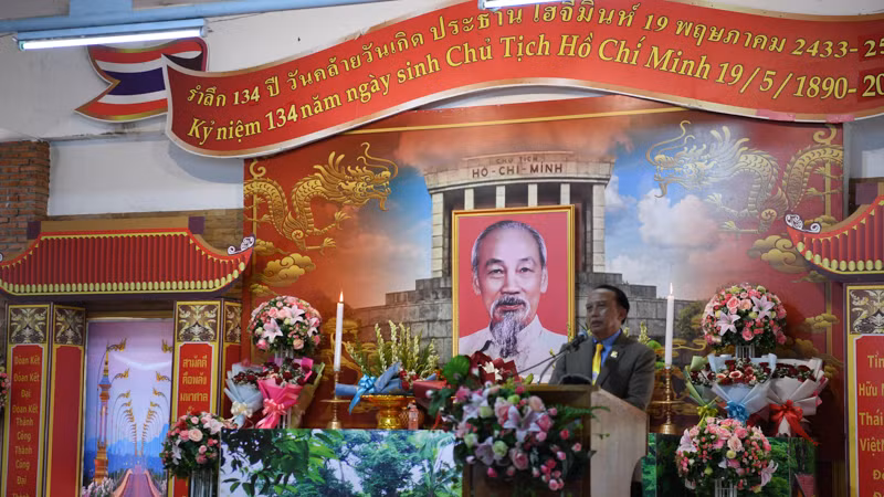 Ông Nguyễn Ngọc Thìn, Chủ tịch Hội Người Việt Nam toàn Thái Lan bày tỏ sự xúc động trong ngày lễ. (Ảnh: XUÂN SƠN) Ông Nguyễn Ngọc Thìn, Chủ tịch Hội Người Việt Nam toàn Thái Lan bày tỏ sự xúc động trong ngày lễ. (Ảnh: XUÂN SƠN)